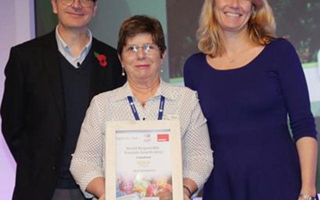 Glenda Kitley (middel) met die toekenning wat aan haar oorhandig is, met links van haar die Besturende Direkteur en stigter van World Responsible Tourism Awards, Justin Francis, met ‘n verteenwoordiger (regs) van Noorweë wat hierdie spesifieke toekenning geborg het Glenda Kitley (middel) met die toekenning wat aan haar oorhandig is, met links van haar die Besturende Direkteur en stigter van World Responsible Tourism Awards, Justin Francis, met ‘n verteenwoordiger (regs) van Noorweë wat hierdie spesifieke toekenning geborg het